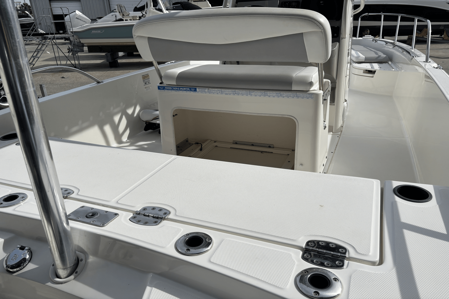 2014 Boston Whaler 240 DAUNTLESS Image Thumbnail #2