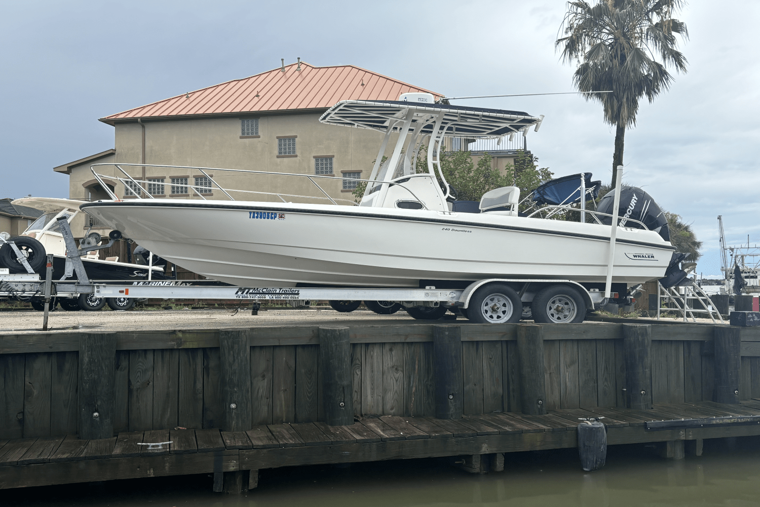 2014 Boston Whaler 240 DAUNTLESS Image Thumbnail #1