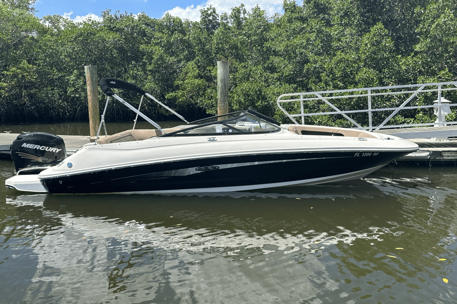 2017 Sea Ray 220 SD Image Thumbnail #3