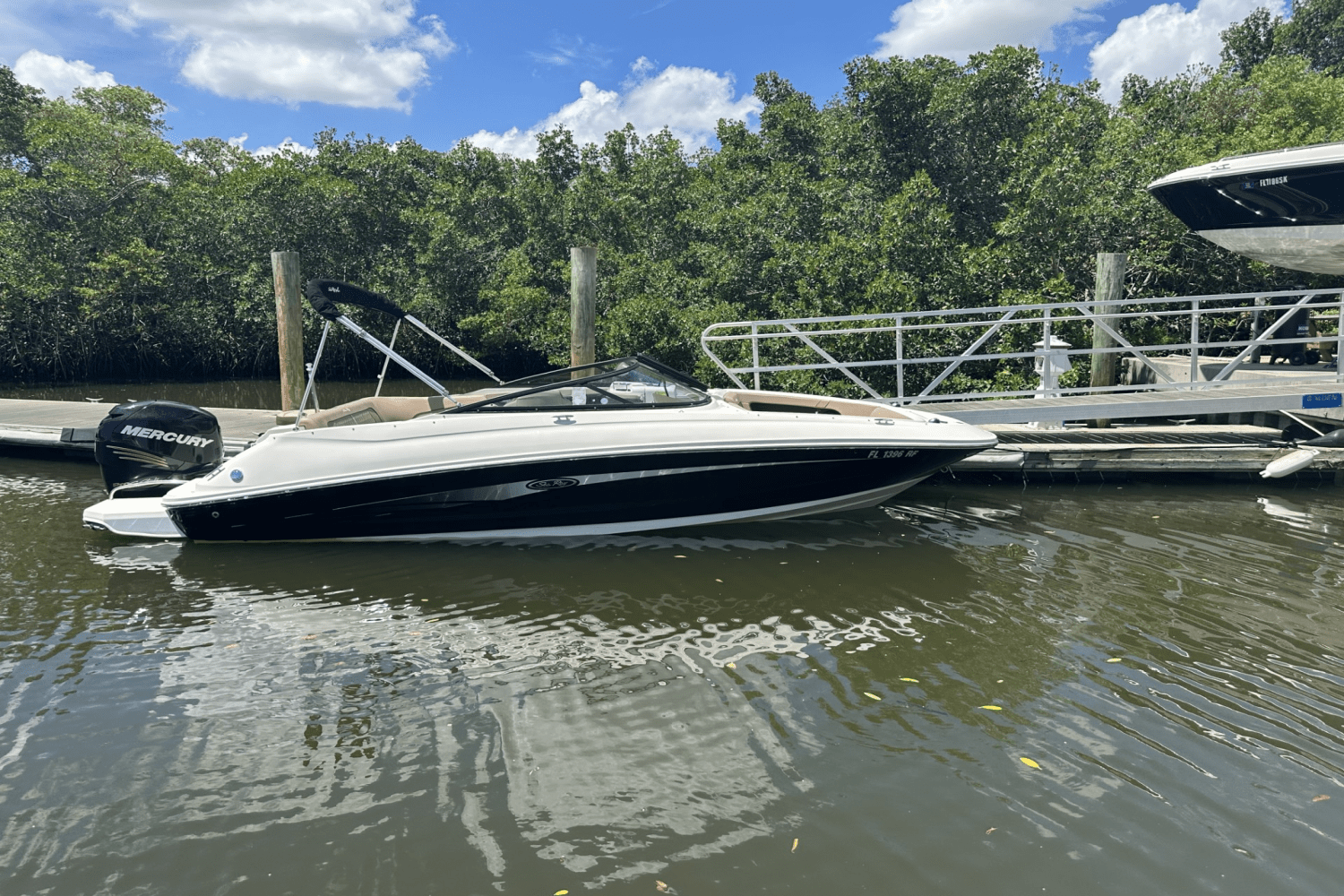 2017 Sea Ray 220 SD Image Thumbnail #2