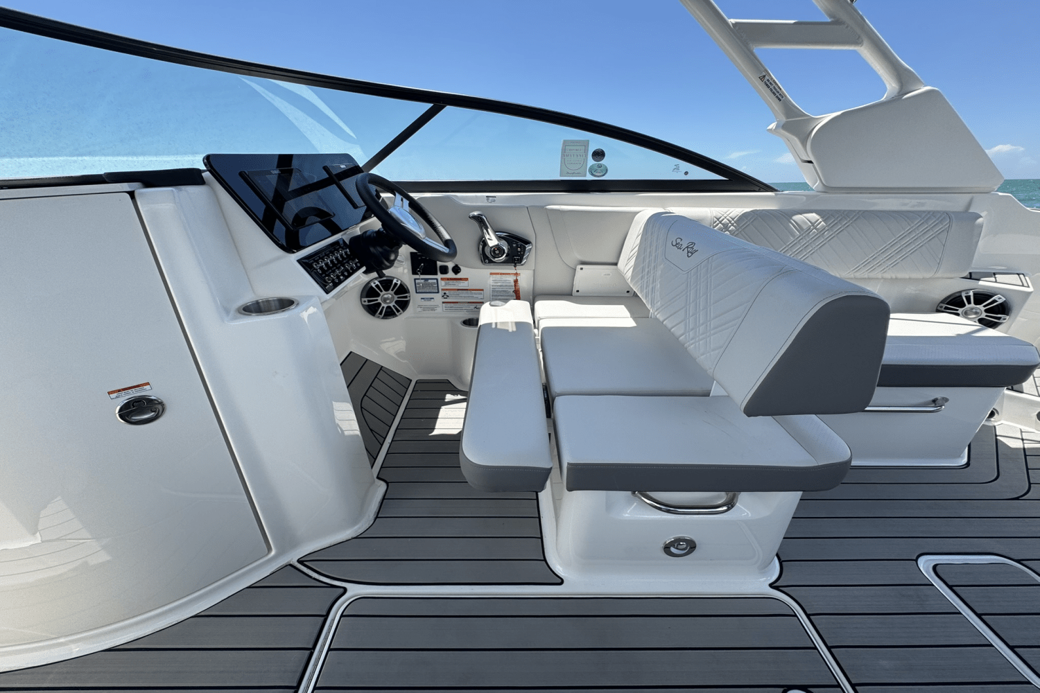 2025 Sea Ray SDX 270 Outboard Image Thumbnail #30