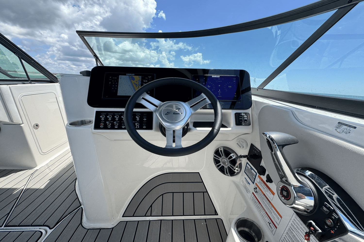 2025 Sea Ray SDX 270 Outboard Image Thumbnail #33