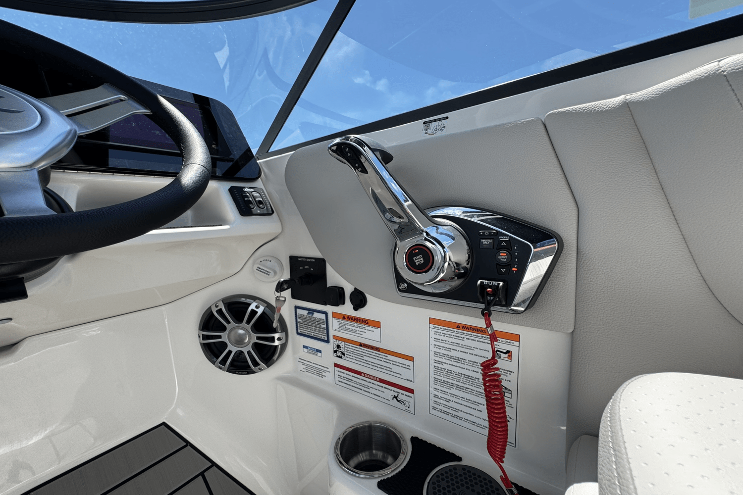 2025 Sea Ray SDX 270 Outboard Image Thumbnail #38