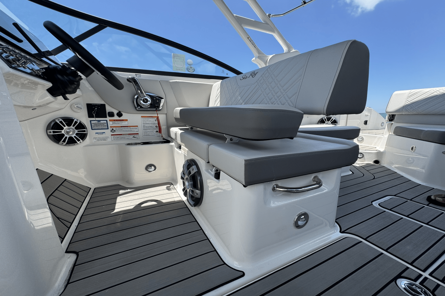 2025 Sea Ray SDX 270 Outboard Image Thumbnail #32