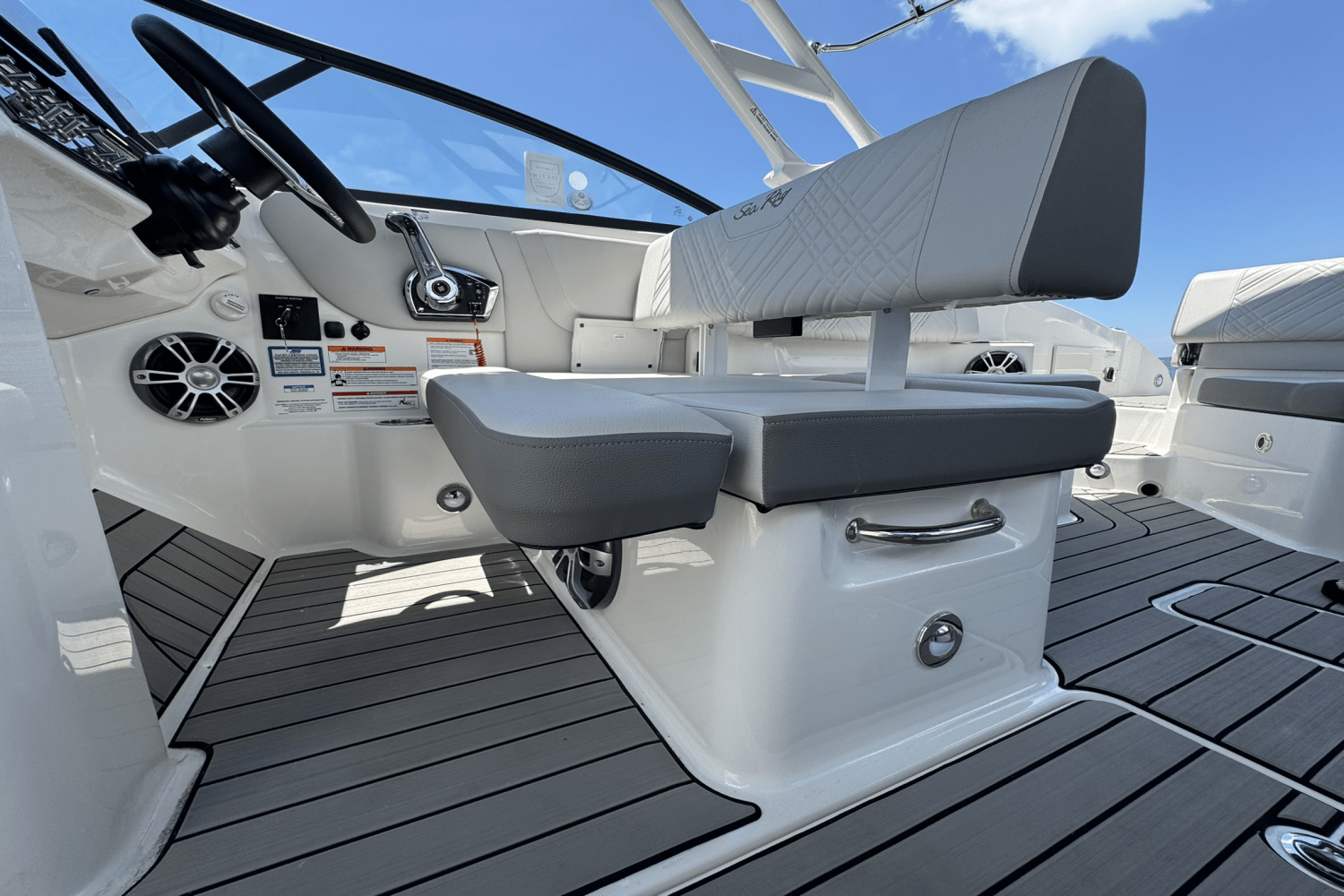 2025 Sea Ray SDX 270 Outboard Image Thumbnail #31