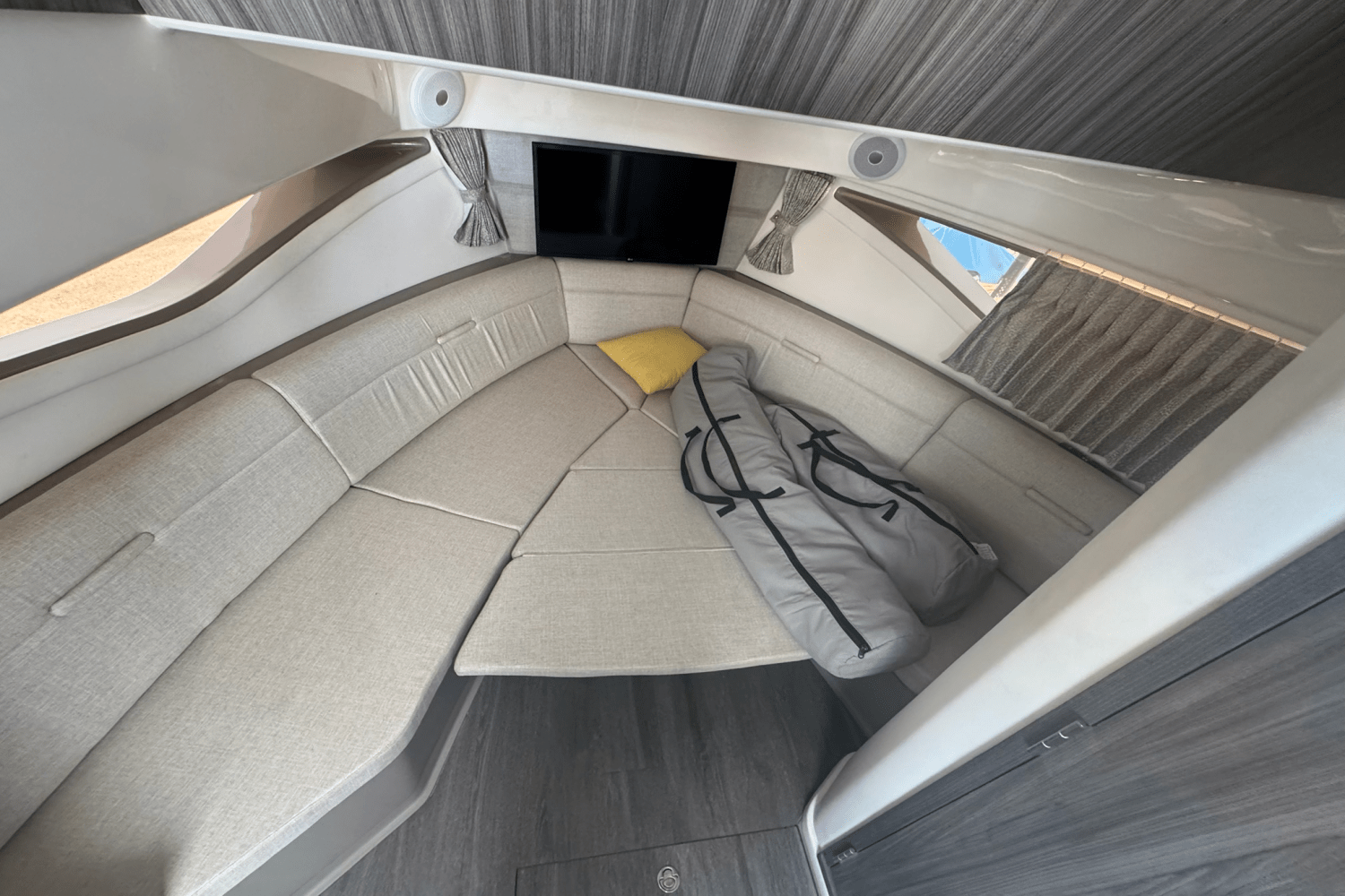 2023 Sea Ray 320 SUNDANCER OUTBOARD Image Thumbnail #5