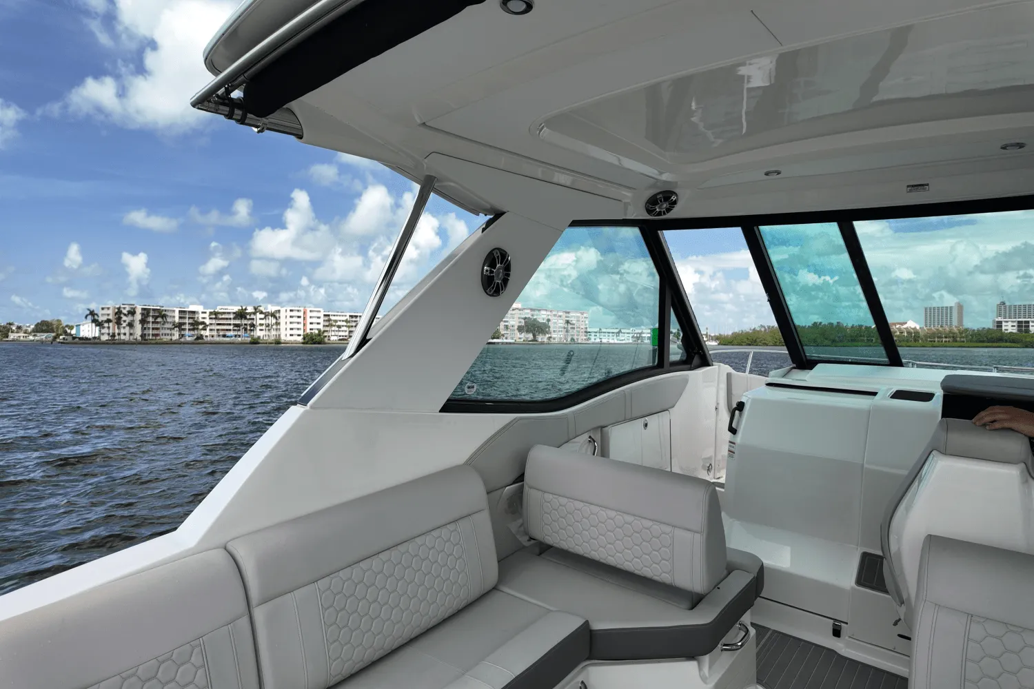 2023 Sea Ray 320 DA-OB Image Thumbnail #11