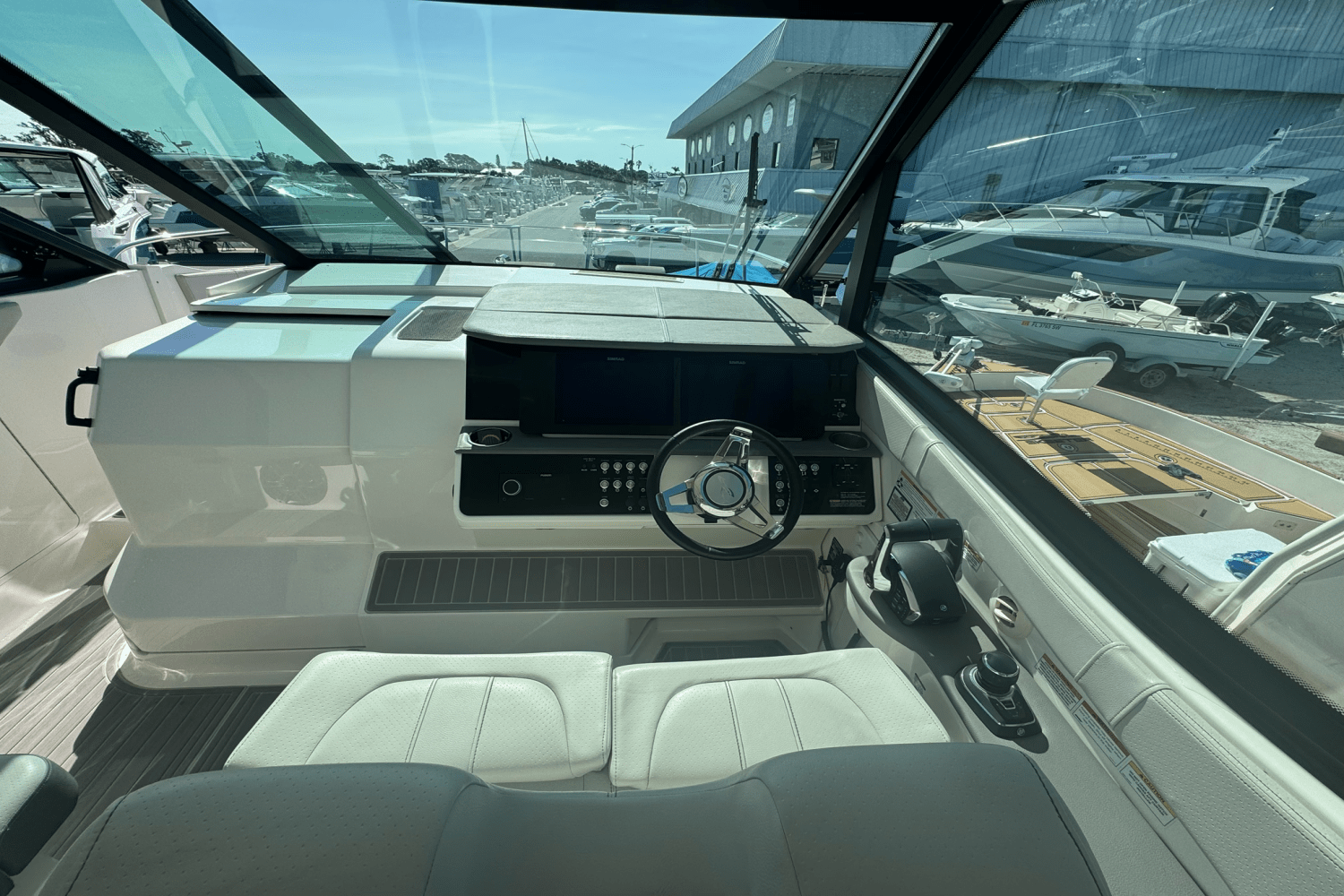 2023 Sea Ray 320 SUNDANCER OUTBOARD Image Thumbnail #3