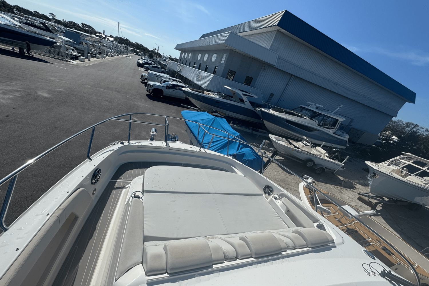 2023 Sea Ray 320 SUNDANCER OUTBOARD Image Thumbnail #4