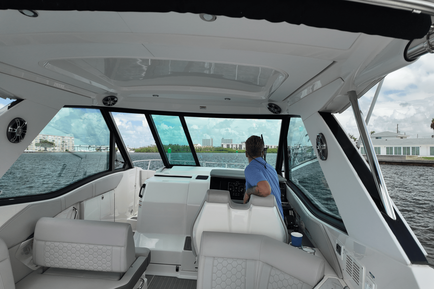 2023 Sea Ray 320 SUNDANCER OUTBOARD Image Thumbnail #13