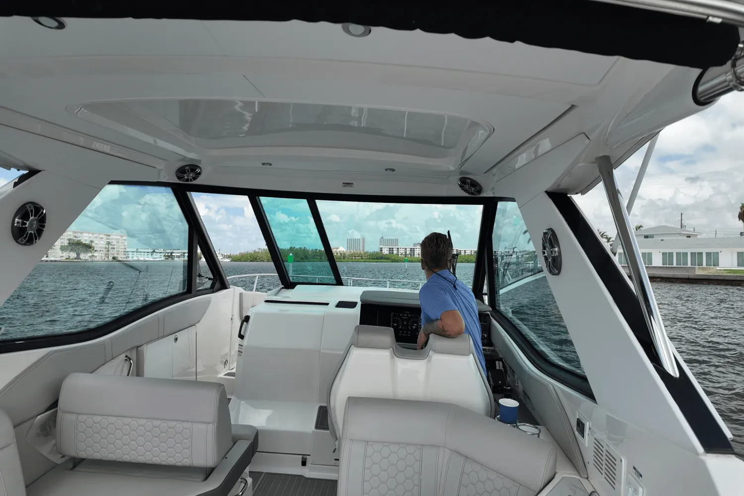 2023 Sea Ray 320 DA-OB Image Thumbnail #13