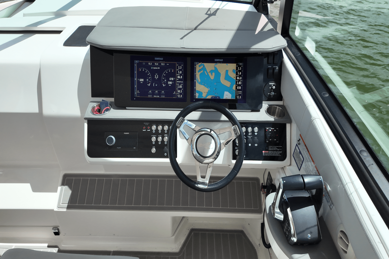2023 Sea Ray 320 SUNDANCER OUTBOARD Image Thumbnail #16