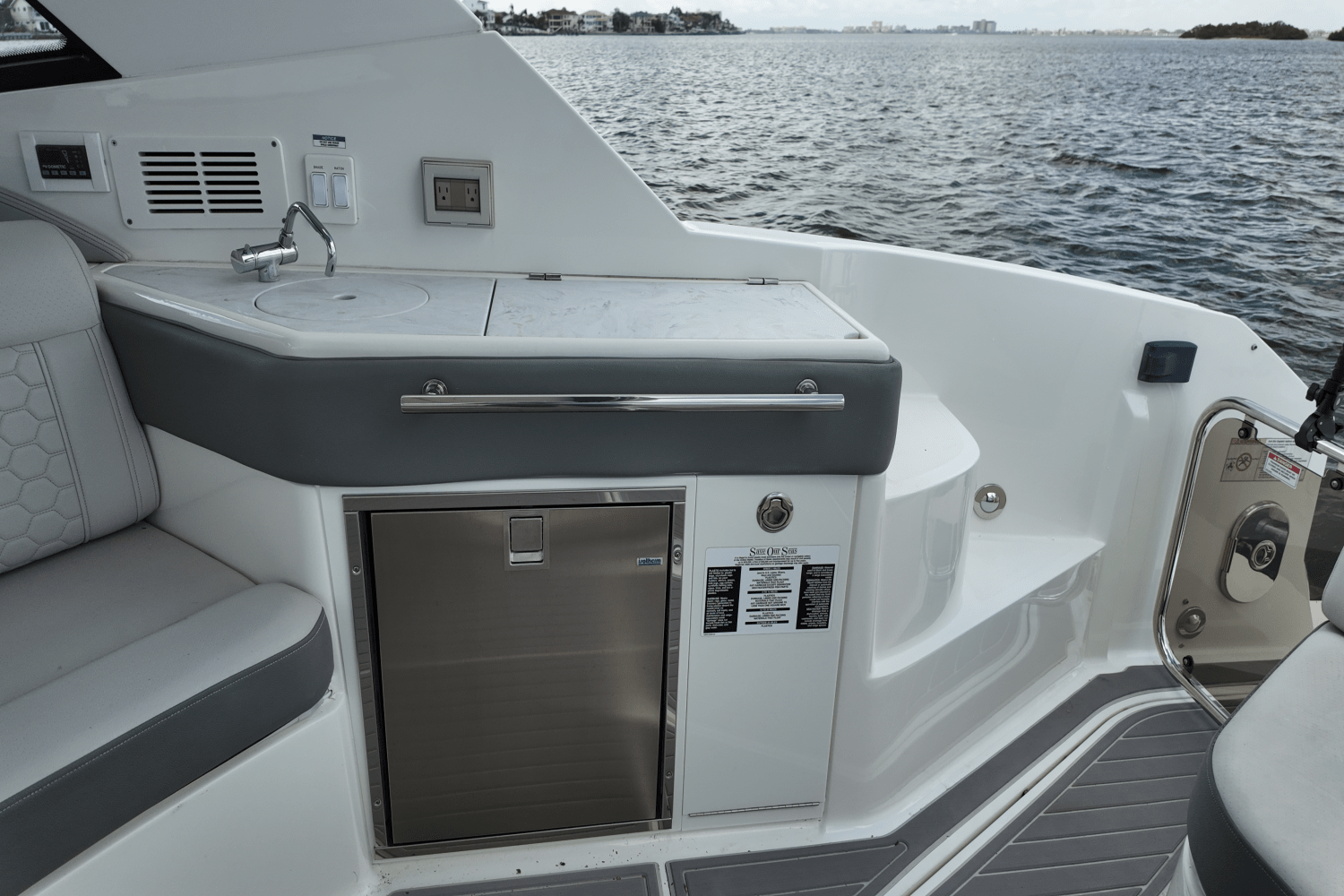 2023 Sea Ray 320 DA-OB Image Thumbnail #14