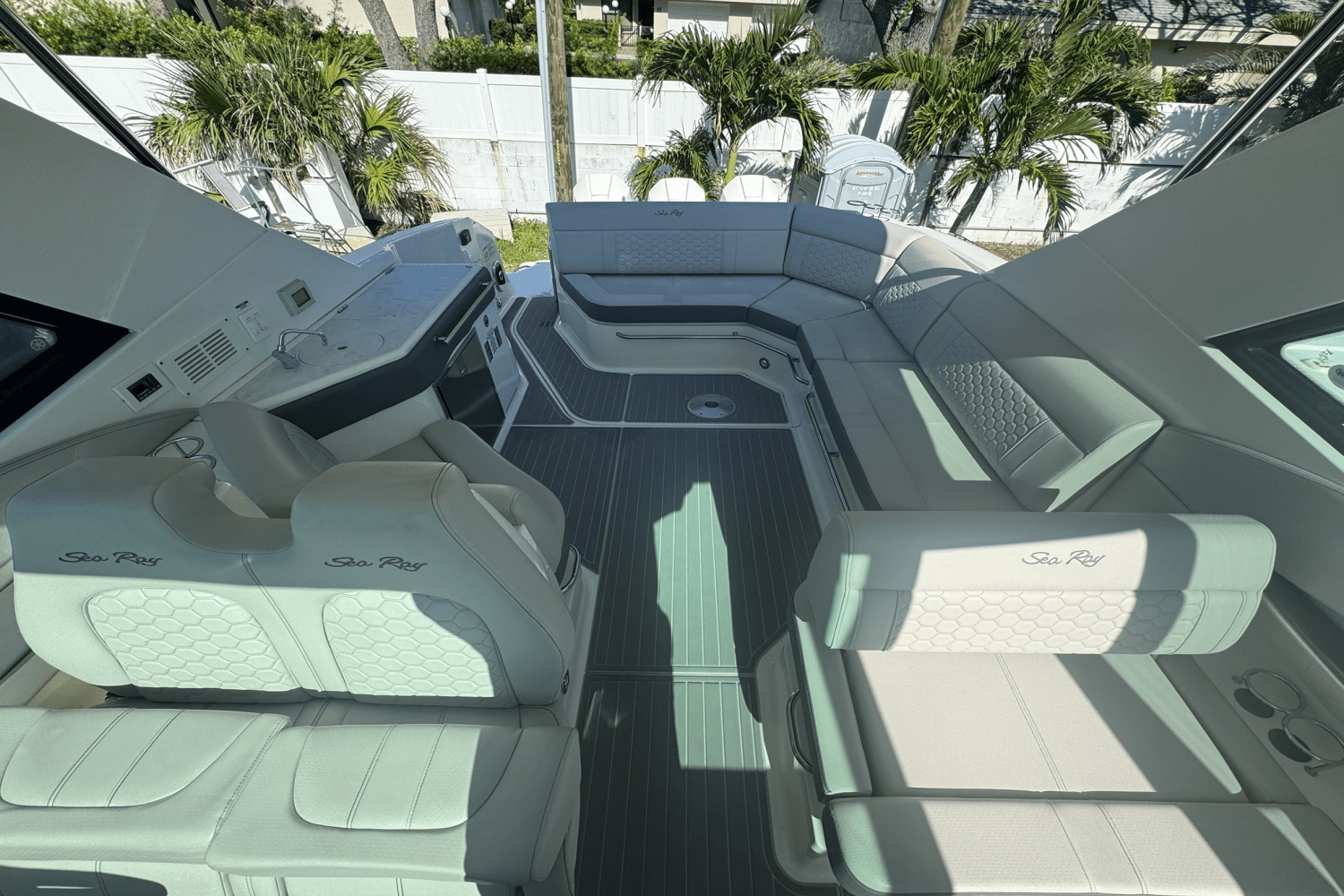 2023 Sea Ray 320 SUNDANCER OUTBOARD Image Thumbnail #2