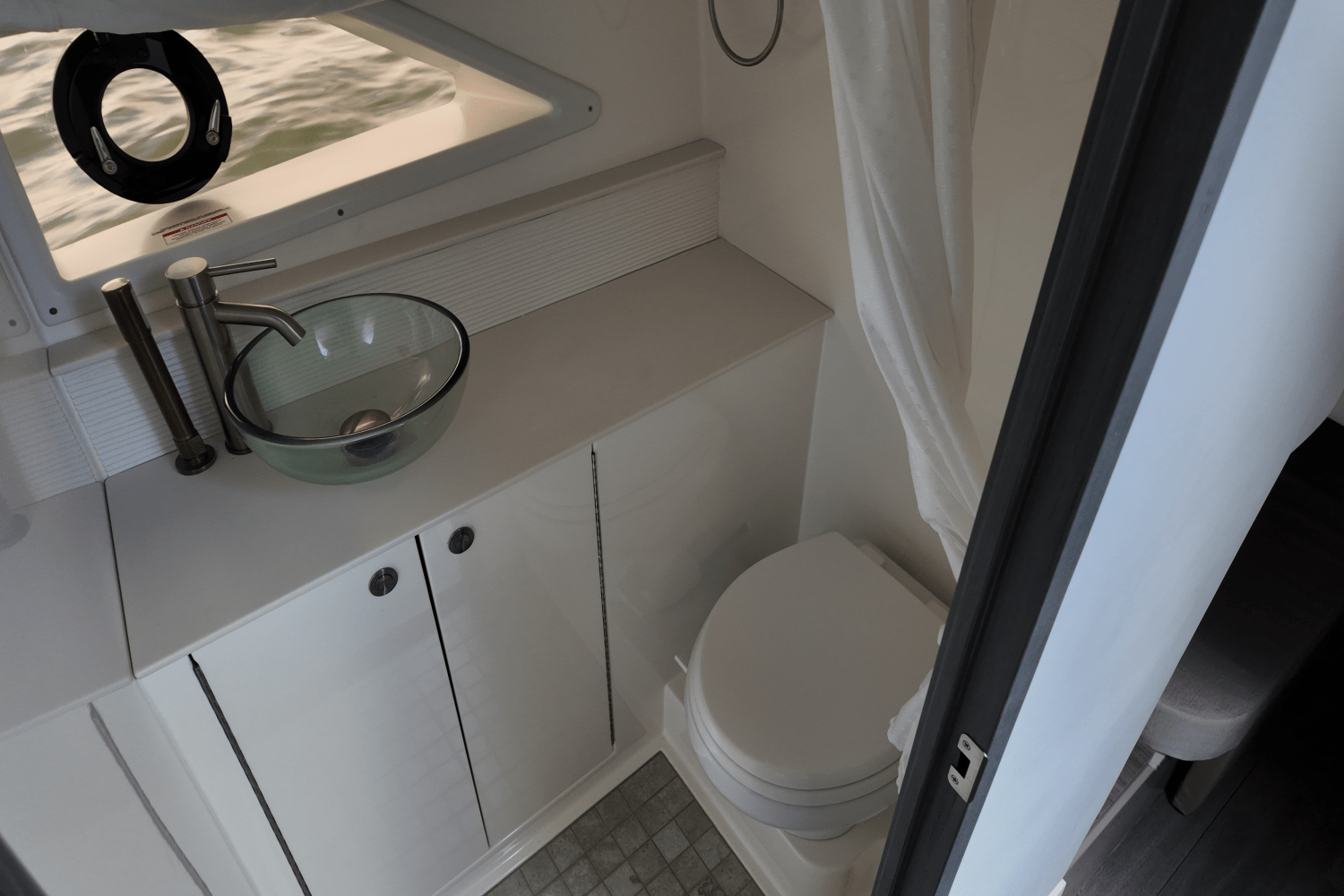 2023 Sea Ray 320 SUNDANCER OUTBOARD Image Thumbnail #24