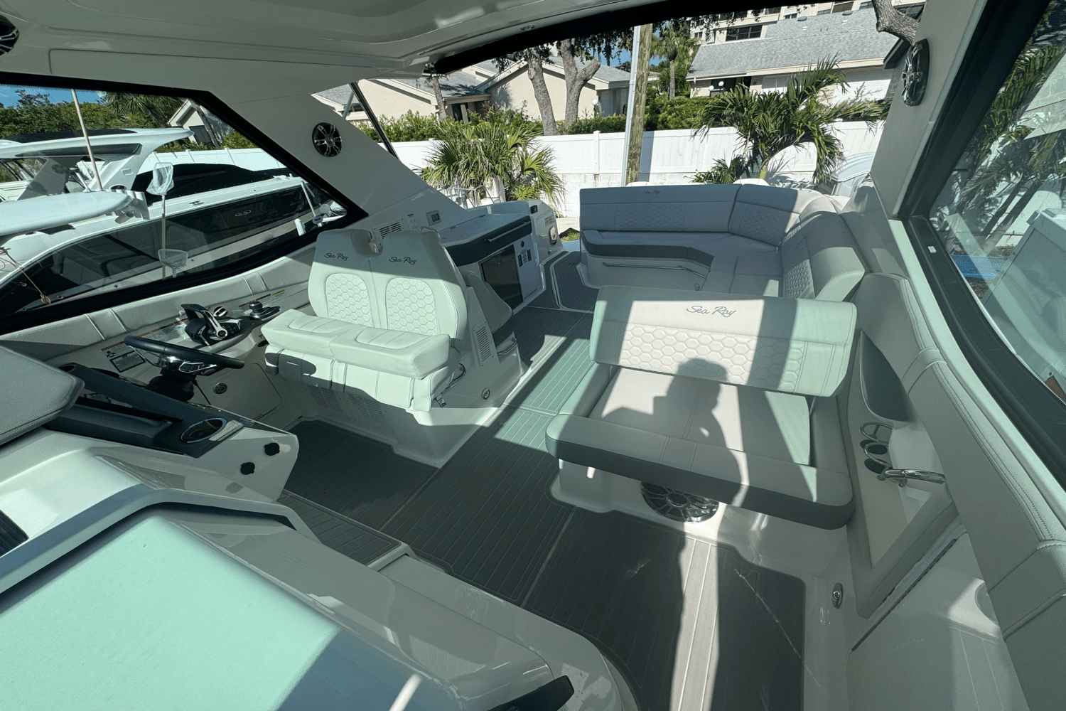2023 Sea Ray 320 SUNDANCER OUTBOARD Image Thumbnail #1