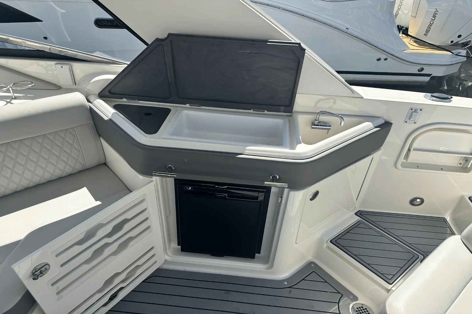 2021 Sea Ray SLX 310 Image Thumbnail #18