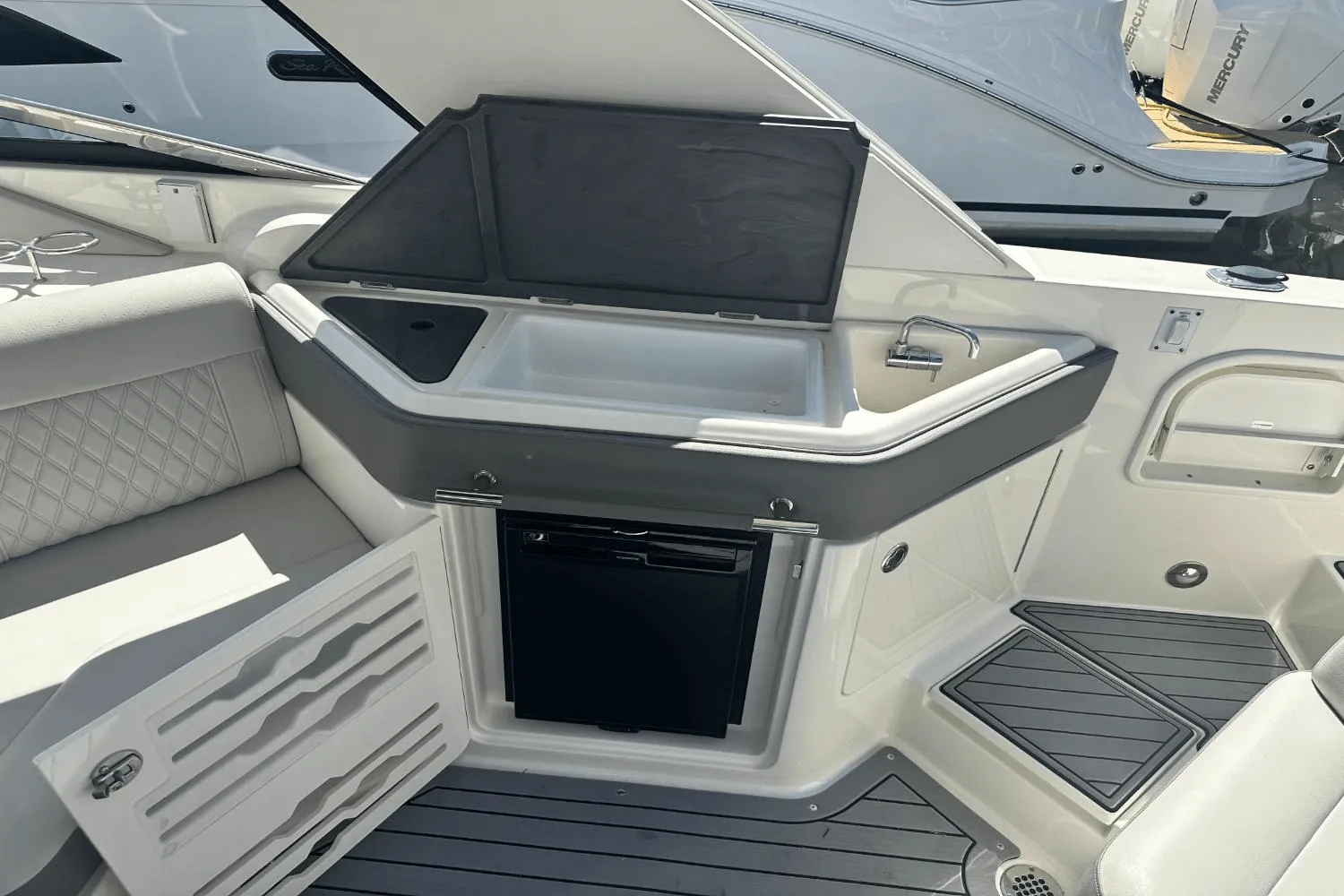 2021 Sea Ray SLX 310 Image Thumbnail #18