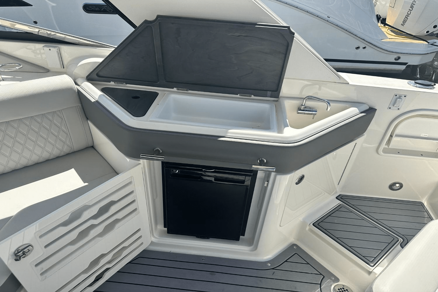 2021 Sea Ray SLX 310 Image Thumbnail #17
