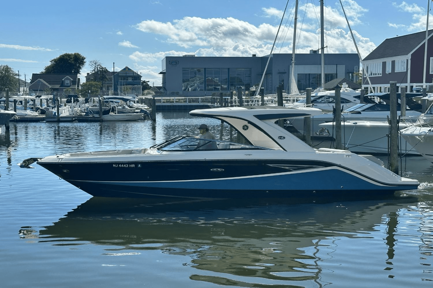 2021 Sea Ray SLX 310 Image Thumbnail #2