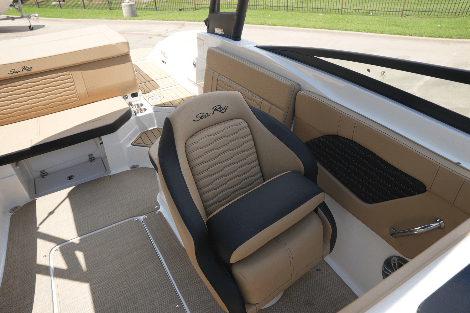 2025 Sea Ray SPX 230 Image Thumbnail #9