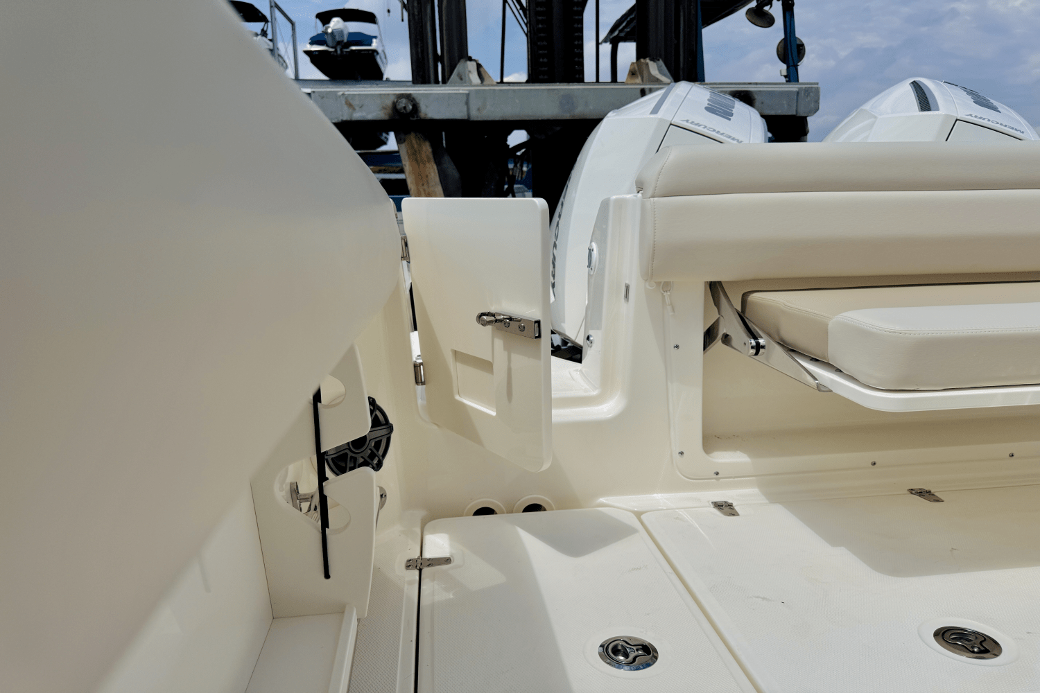 2025 Boston Whaler 250 Outrage Image Thumbnail #12