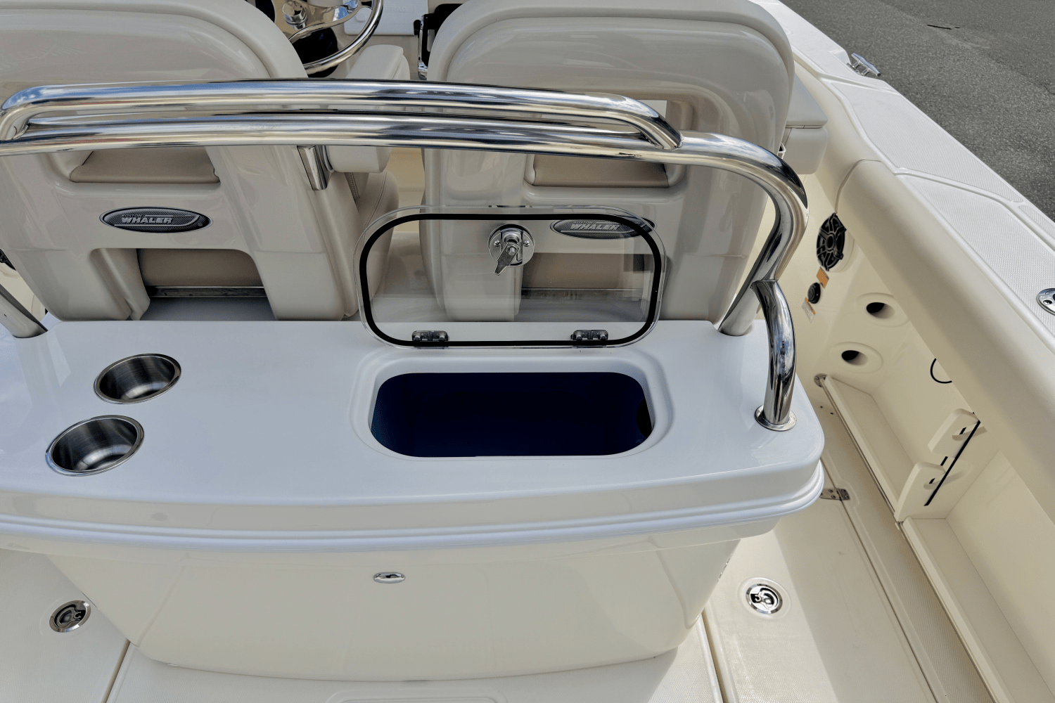 2025 Boston Whaler 250 Outrage Image Thumbnail #16