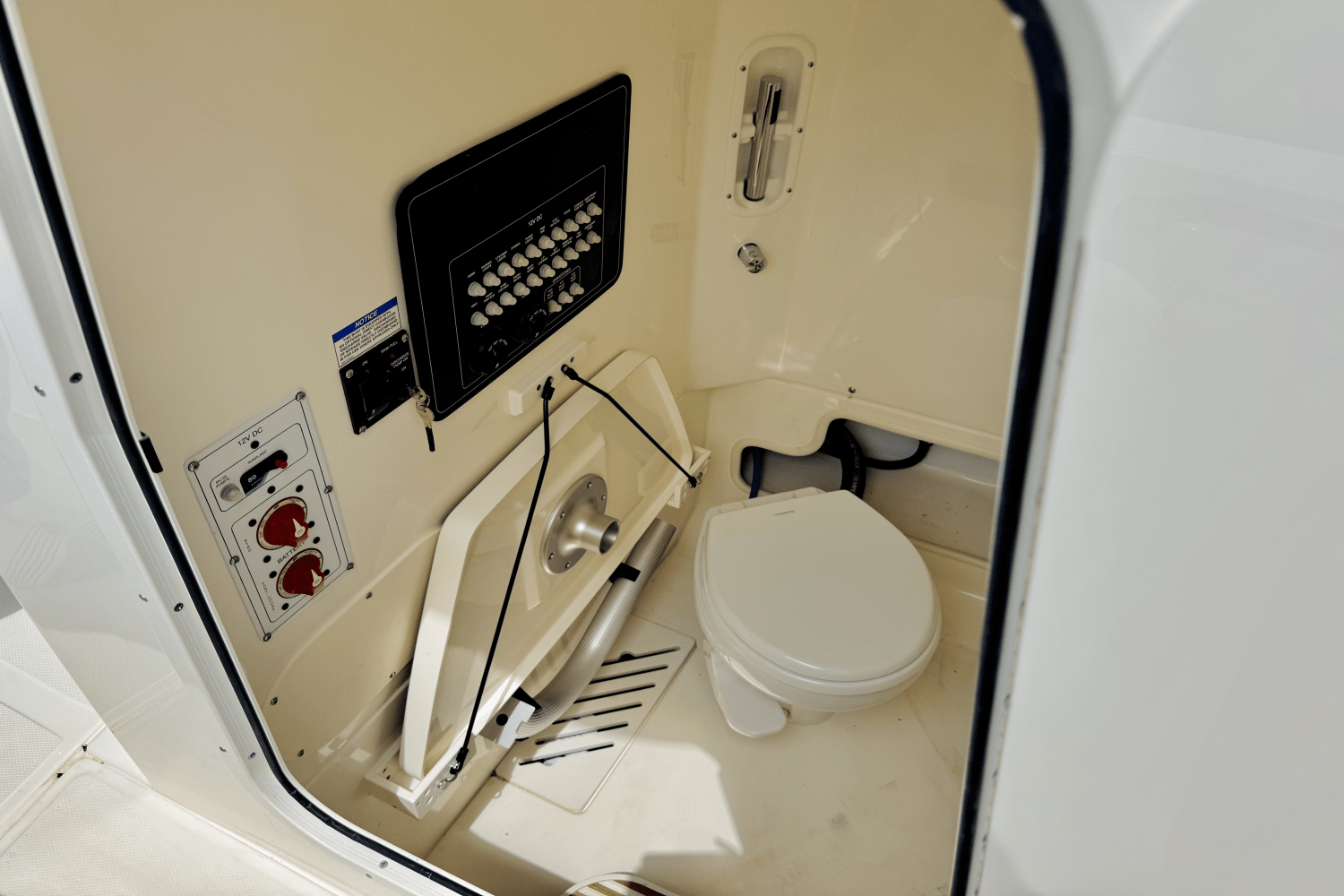 2025 Boston Whaler 250 Outrage Image Thumbnail #32