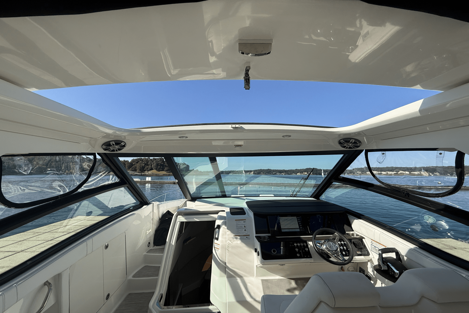 2025 Sea Ray Sundancer 320 Image Thumbnail #15