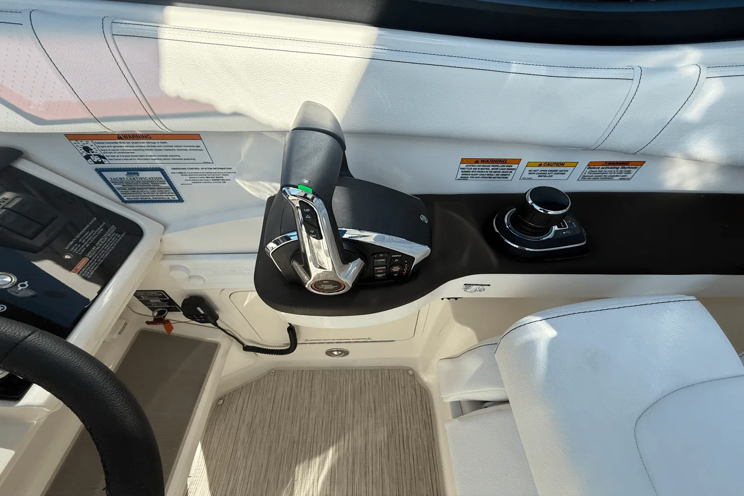 2025 Sea Ray Sundancer 320 Image Thumbnail #12