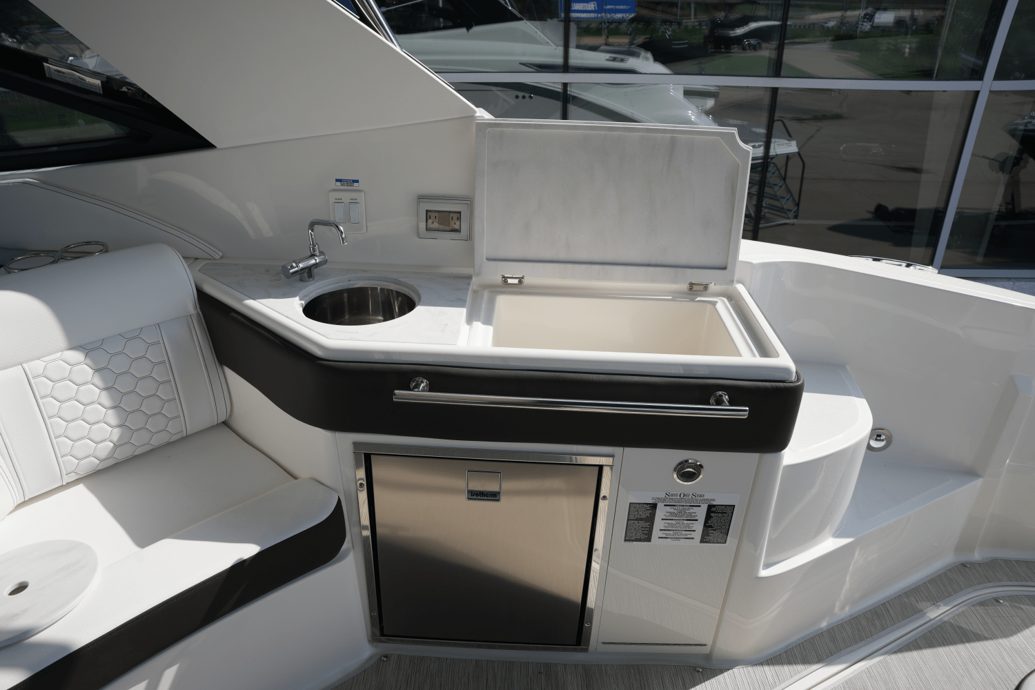 2025 Sea Ray Sundancer 320 Image Thumbnail #17