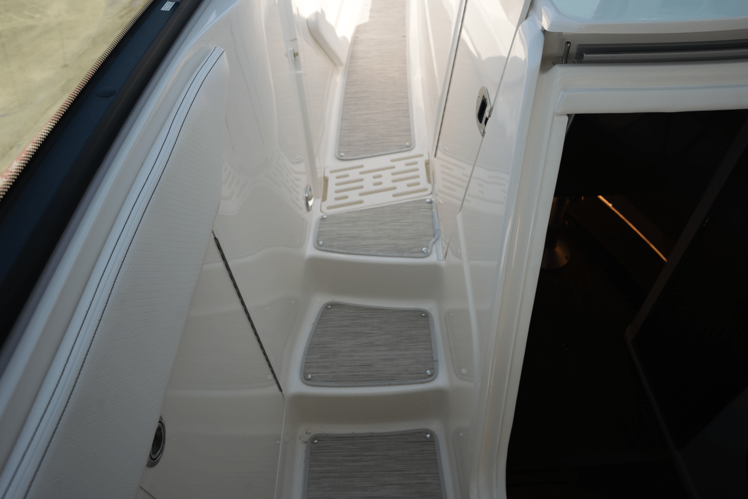 2025 Sea Ray Sundancer 320 Image Thumbnail #24
