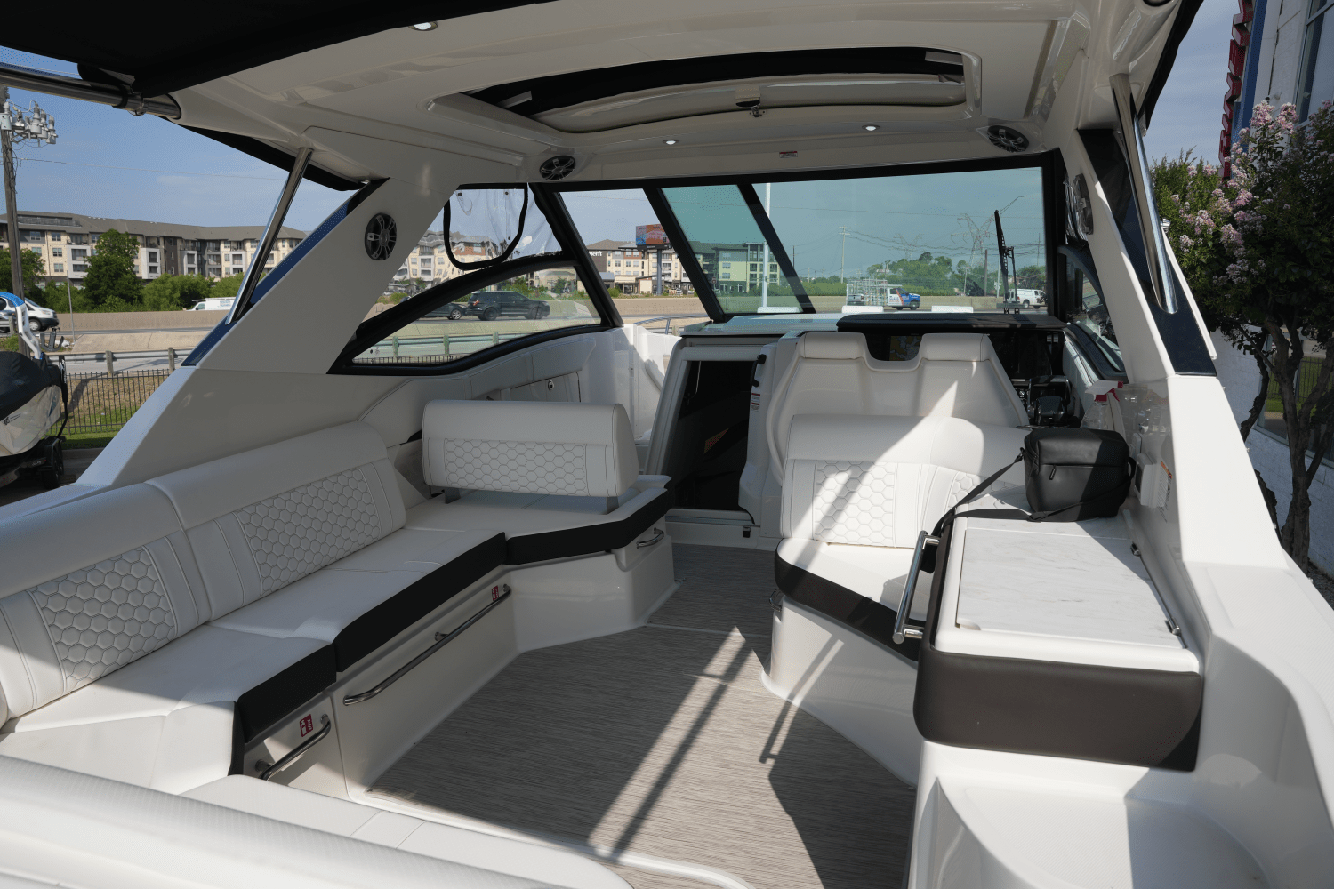 2025 Sea Ray Sundancer 320 Image Thumbnail #12