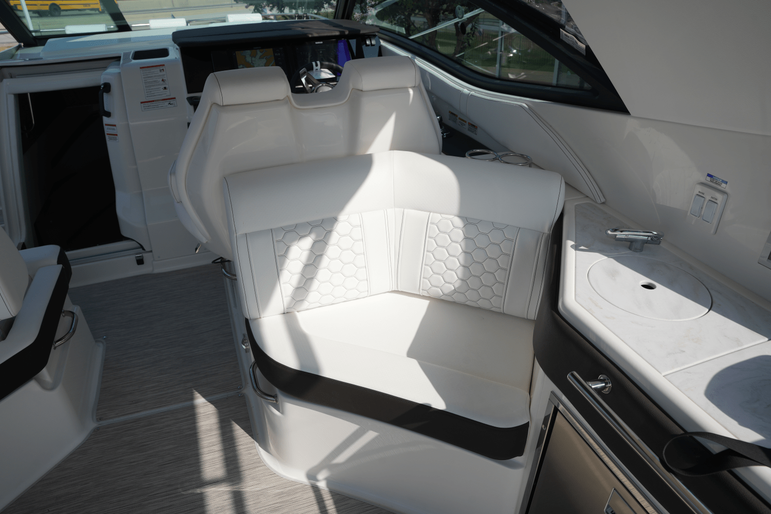2025 Sea Ray Sundancer 320 Image Thumbnail #15