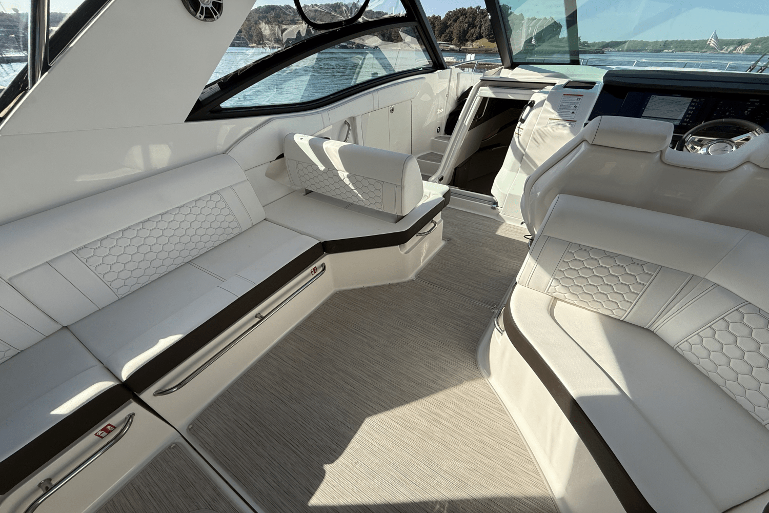 2025 Sea Ray Sundancer 320 Image Thumbnail #9
