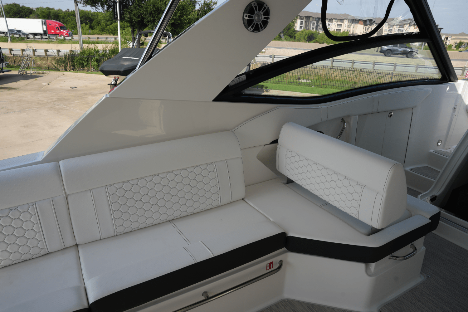 2025 Sea Ray Sundancer 320 Image Thumbnail #14
