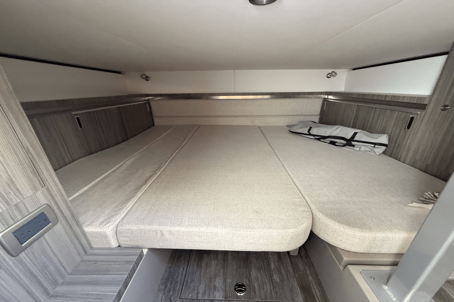 2025 Sea Ray Sundancer 320 Image Thumbnail #19