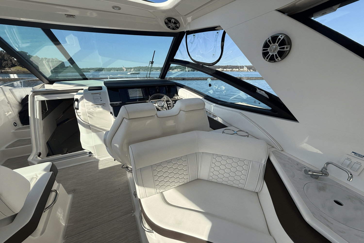 2025 Sea Ray Sundancer 320 Image Thumbnail #8