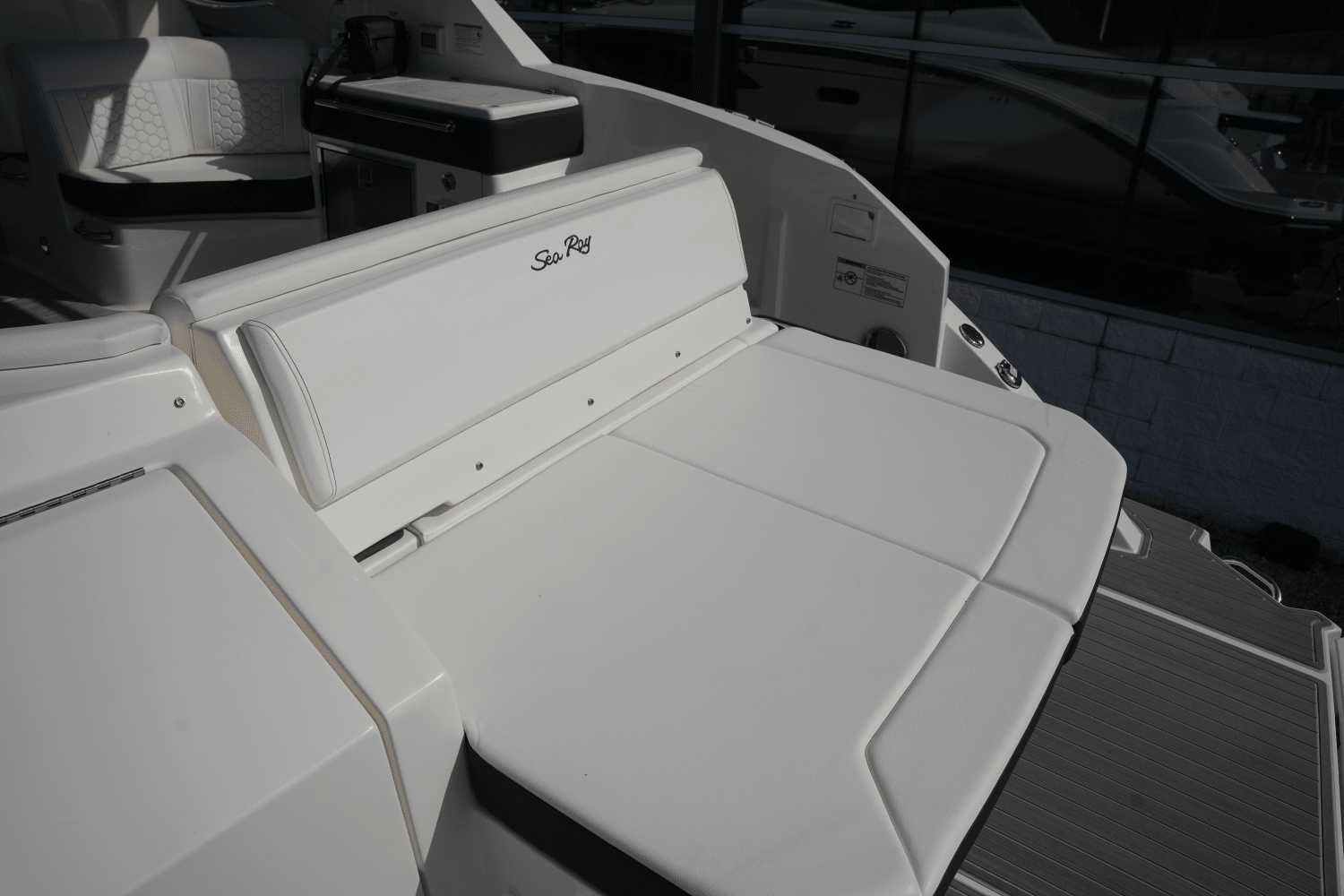 2025 Sea Ray Sundancer 320 Image Thumbnail #9