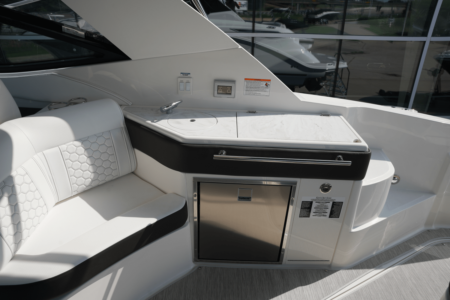 2025 Sea Ray Sundancer 320 Image Thumbnail #16