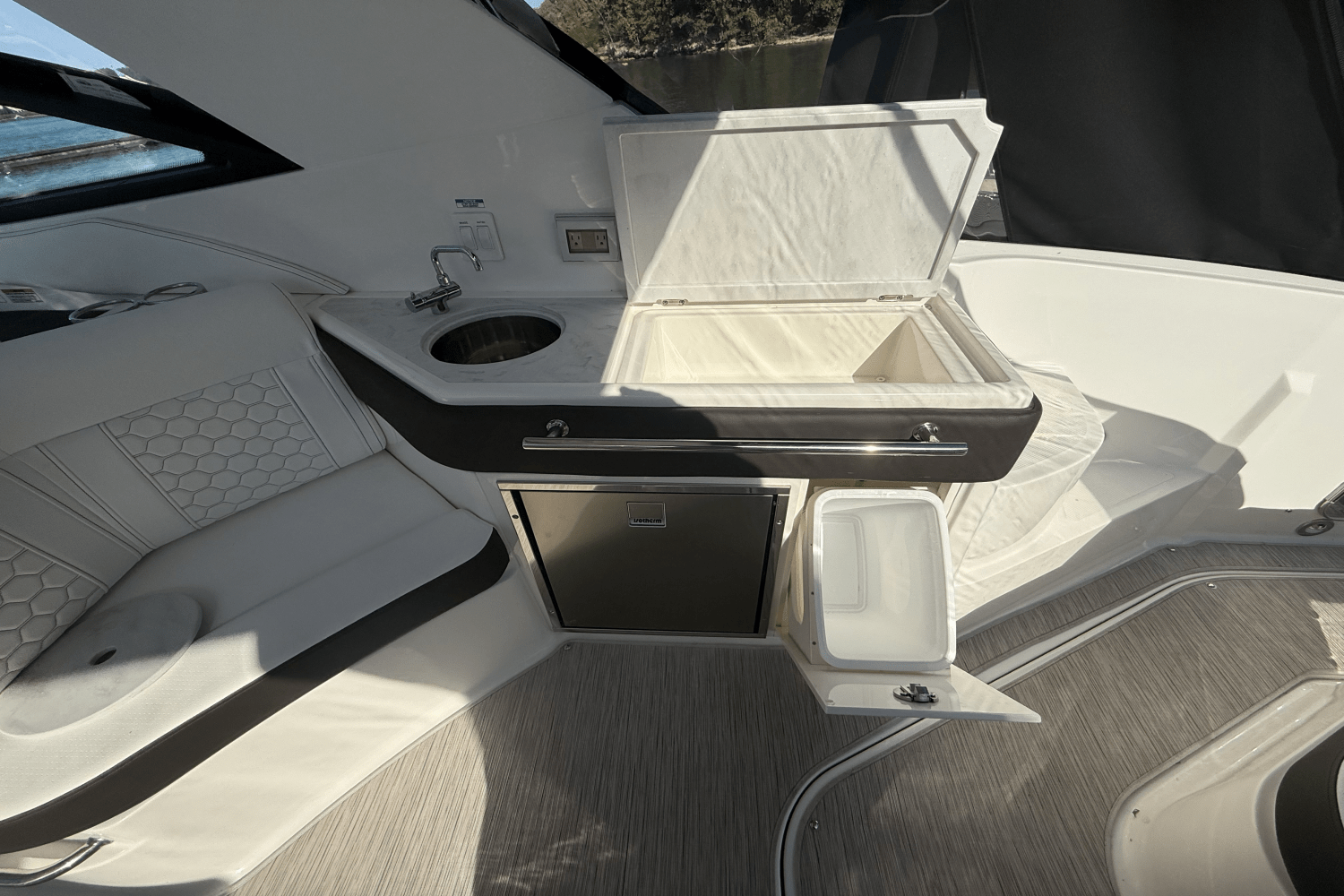 2025 Sea Ray Sundancer 320 Image Thumbnail #7