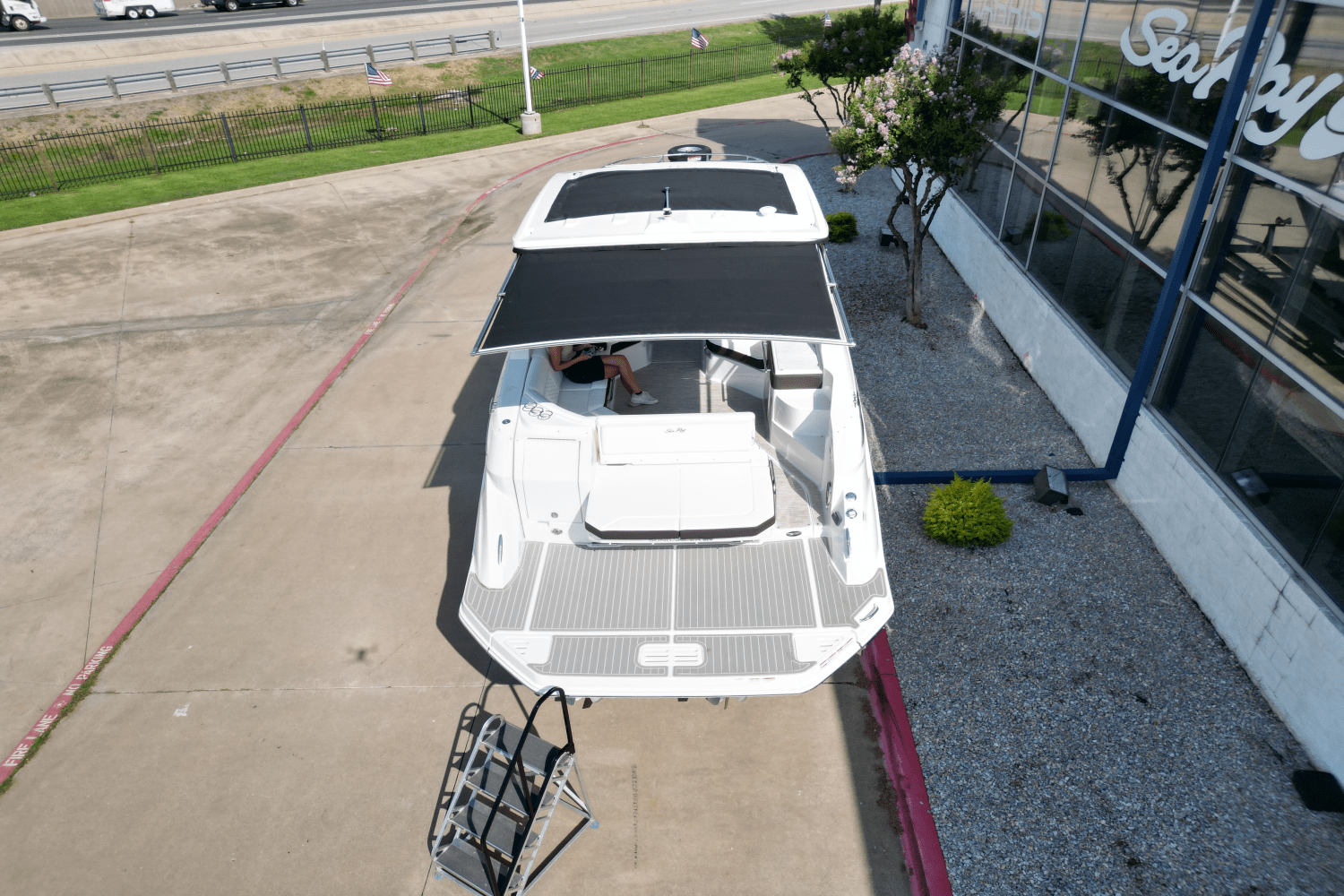 2025 Sea Ray Sundancer 320 Image Thumbnail #7