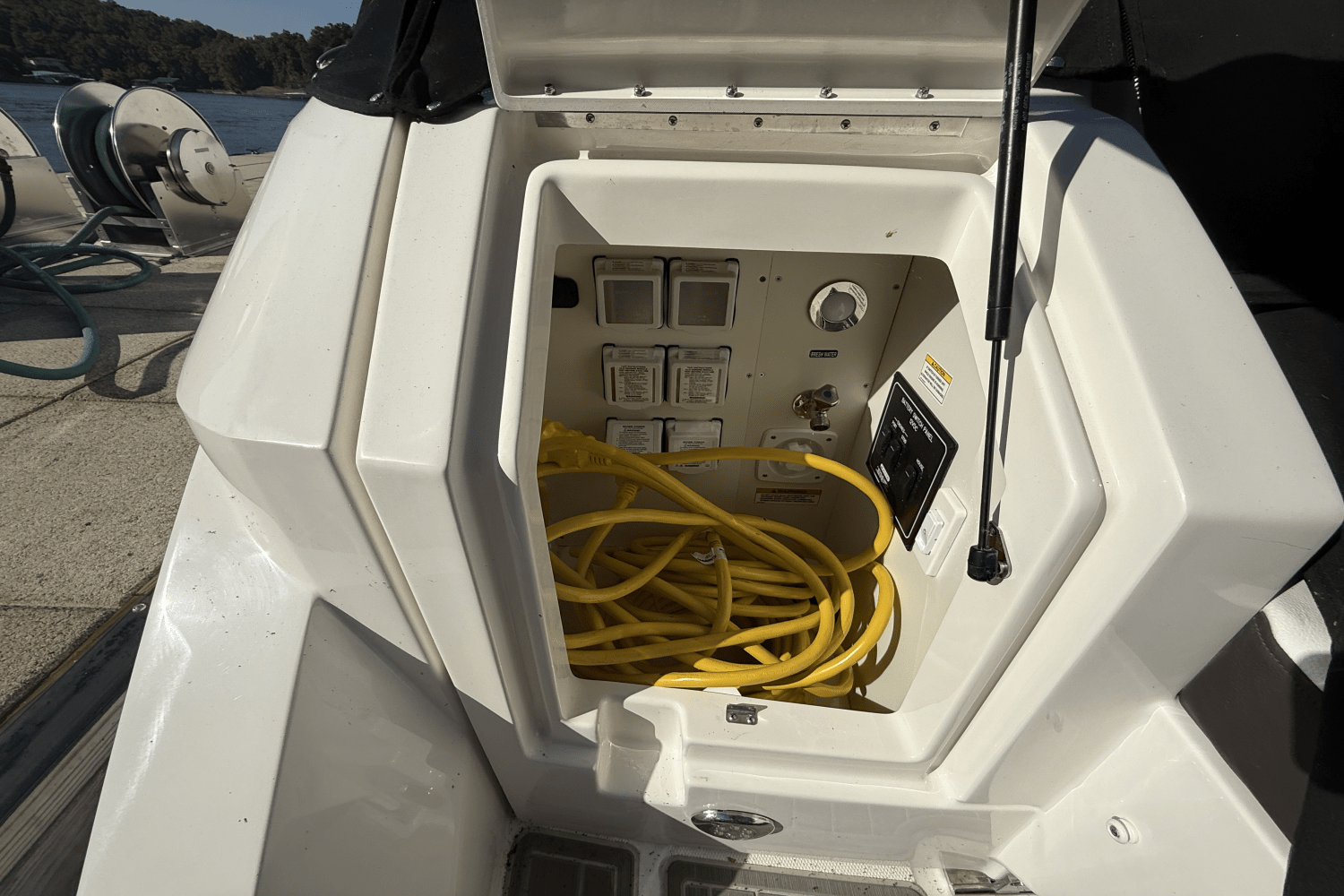 2025 Sea Ray Sundancer 320 Image Thumbnail #28
