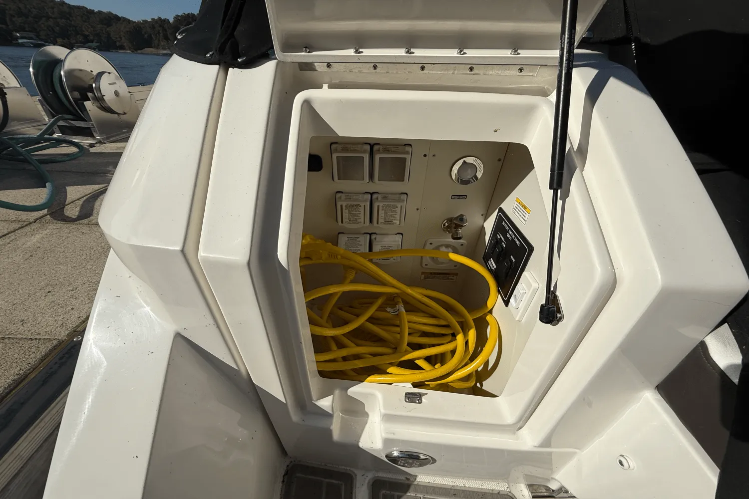 2025 Sea Ray Sundancer 320 Image Thumbnail #28