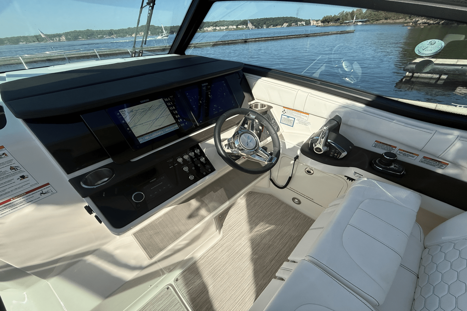 2025 Sea Ray Sundancer 320 Image Thumbnail #11