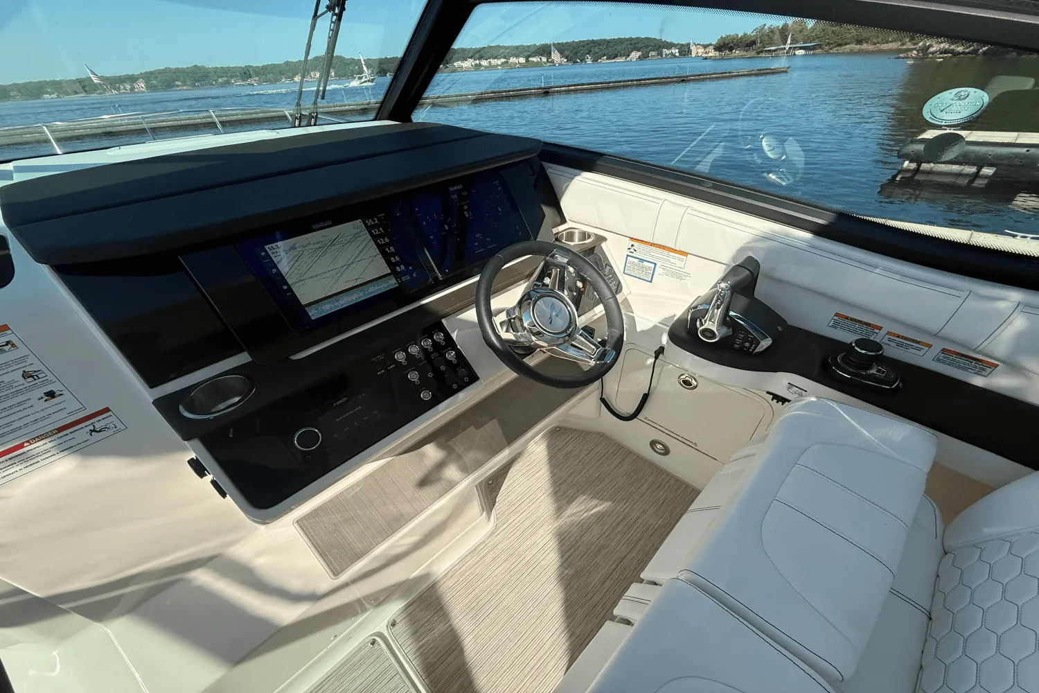2025 Sea Ray Sundancer 320 Image Thumbnail #11