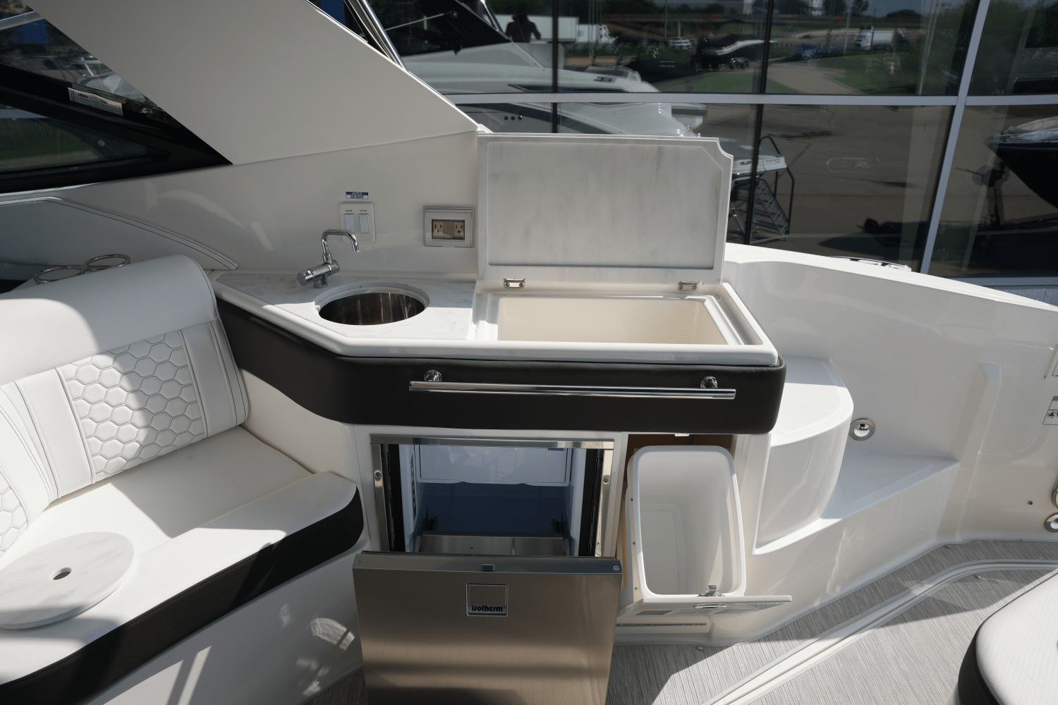 2025 Sea Ray Sundancer 320 Image Thumbnail #18