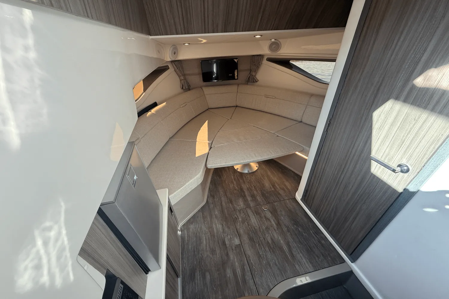 2025 Sea Ray Sundancer 320 Image Thumbnail #16