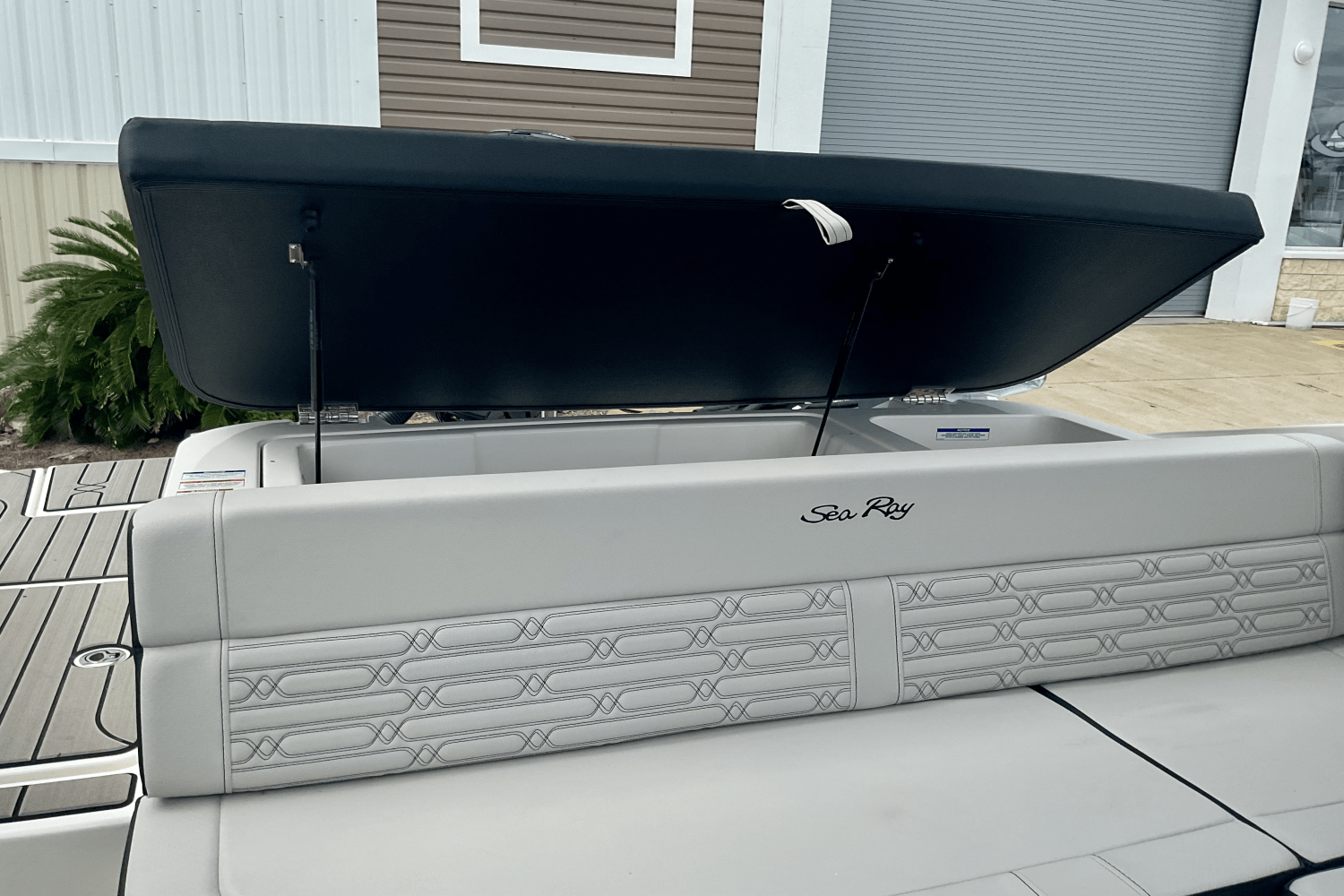 2025 Sea Ray SPX 190 Outboard Image Thumbnail #9