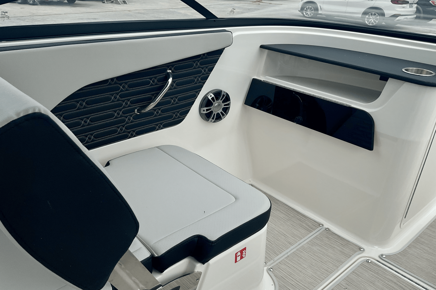 2025 Sea Ray SPX 190 Outboard Image Thumbnail #11